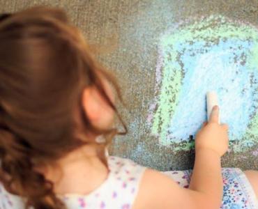 Dziecięce pomysły na nudę: 30 kreatywnych zabaw w domu, na dworze i w podróży