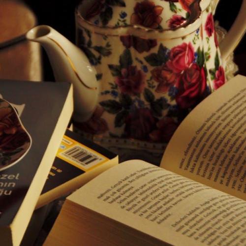 Jak stworzyć idealny wieczór z książką i herbatą: przewodnik po relaksie i domowym hygge