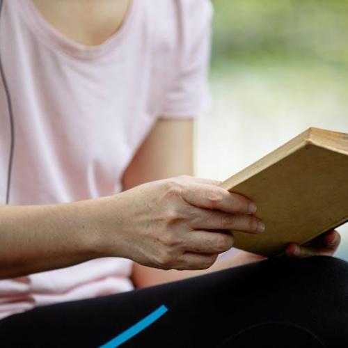 Co czytać, gdy nie masz czasu na długie książki? Krótkie formy, które pochłoniesz w przerwie