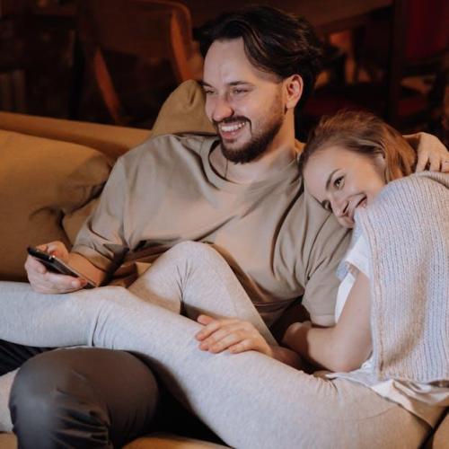 Wieczory filmowe w domu – pomysły i inspiracje: jak stworzyć kinowy klimat, przekąski i playlisty na każdą okazję