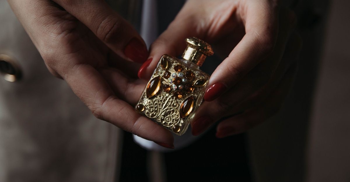 Arabskie perfumy: przewodnik po orientalnych zapachach – jak wybrać trwały aromat na każdą porę roku