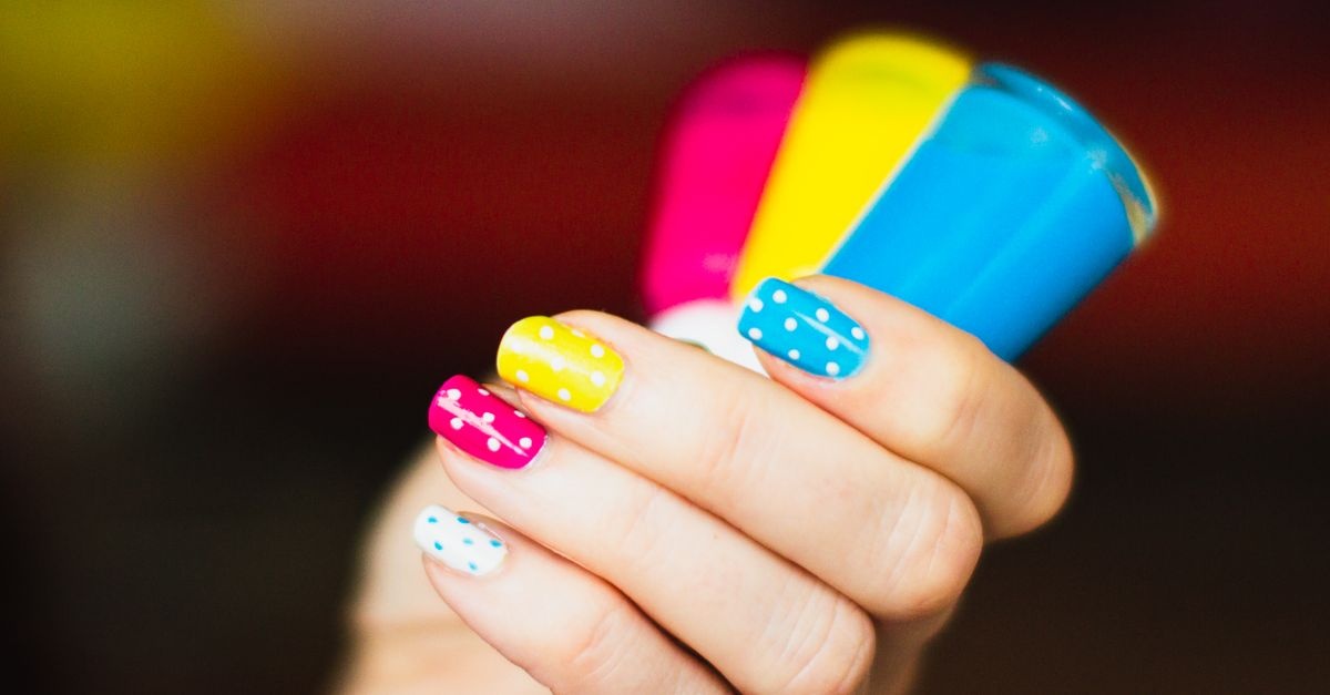 Manicure na wiosnę: najmodniejsze kolory, wzory i pielęgnacja krok po kroku