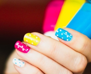 Manicure na wiosnę: najmodniejsze kolory, wzory i pielęgnacja krok po kroku