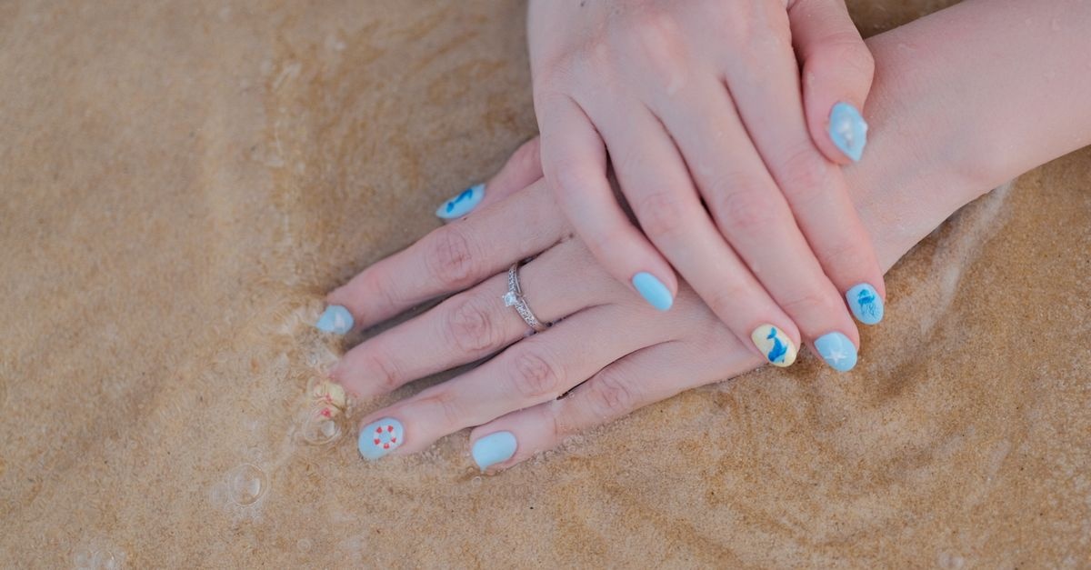 Manicure na lato: najmodniejsze kolory, wzory i pielęgnacja krok po kroku