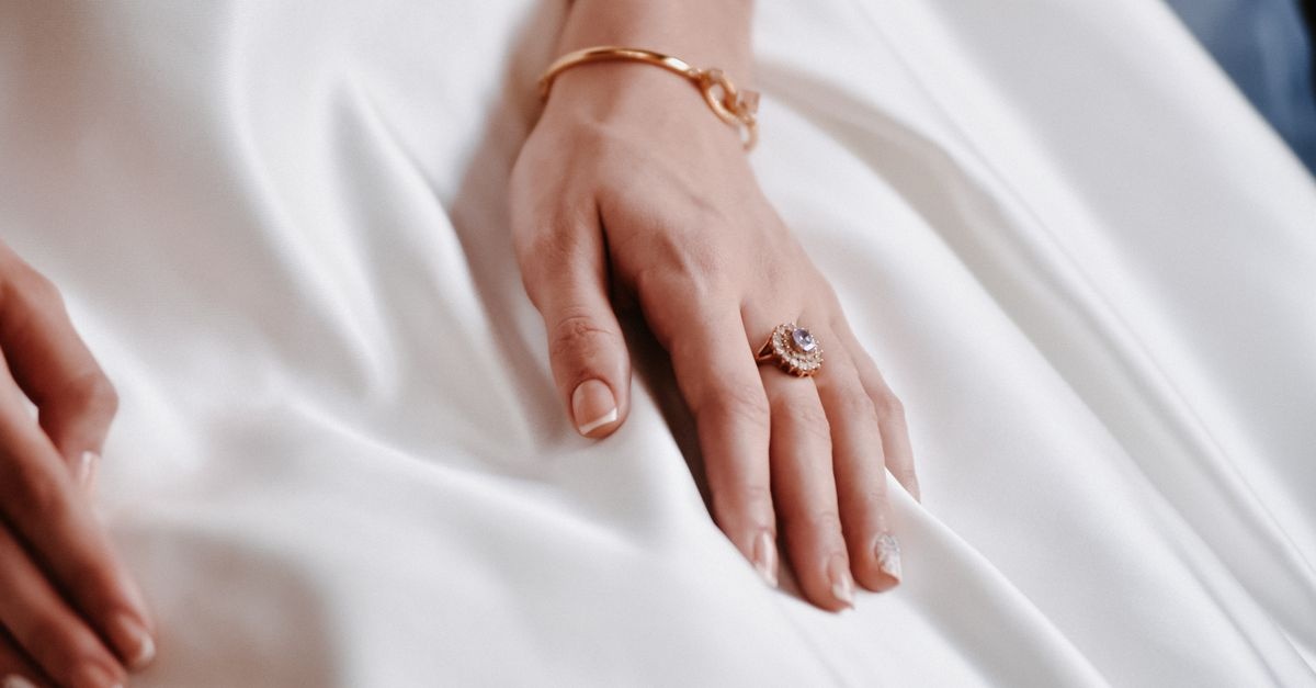 Manicure na wesele: modne kolory, kształty i inspiracje dla Panny Młodej i gości
