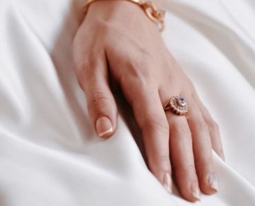 Manicure na wesele: modne kolory, kształty i inspiracje dla Panny Młodej i gości